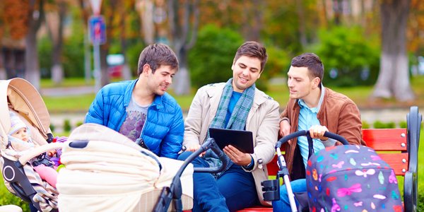 Urlop ojcowski na przełomie miesiąca – jak ustalić zasiłek przy zmianie warunków płacowych?