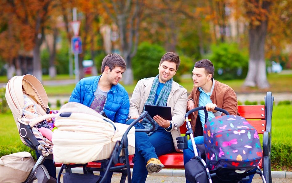 Urlop ojcowski na przełomie miesiąca – jak ustalić zasiłek przy zmianie płacy