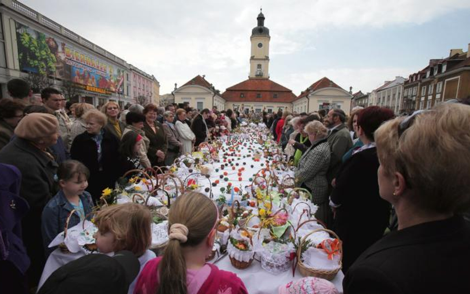 Dawniej na Podlasiu do koszyków ze święconką w bogatych domach wkładano m.in. świńskie ryje.