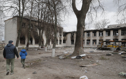 Zniszczona szkoła, w której stacjonowali Rosjanie, w pobliżu miejscowości Browary