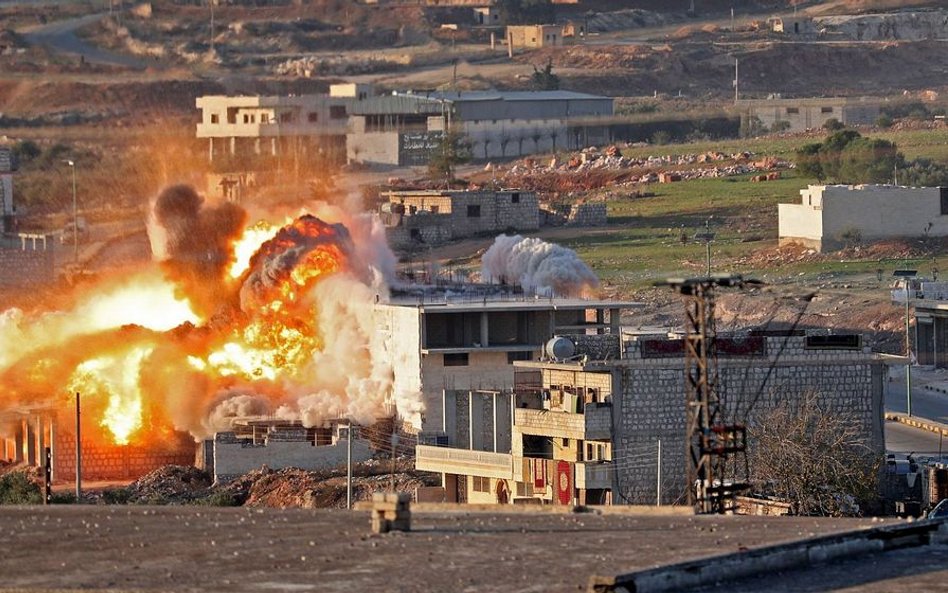 Bombardowanie miejscowości Maaret al-Numan przez wojska Baszara Asada