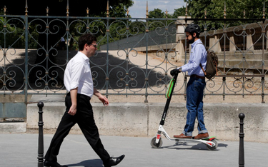 Francja zakaże używania elektrycznych hulajnóg na chodnikach