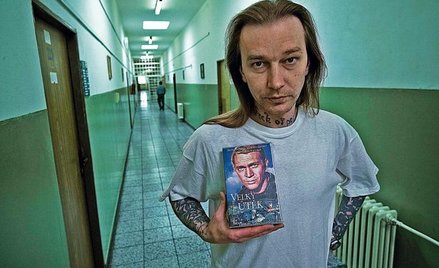 René to nastolatek z rozbitej rodziny niemogący się pogodzić z odejściem ojca aktora i założeniem pr