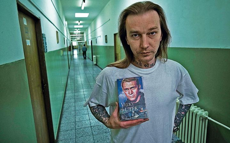 René to nastolatek z rozbitej rodziny niemogący się pogodzić z odejściem ojca aktora i założeniem pr