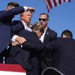 Donald Trump po strzałach oddanych do niego w Butler jest sprowadzany ze sceny przez Secret Service