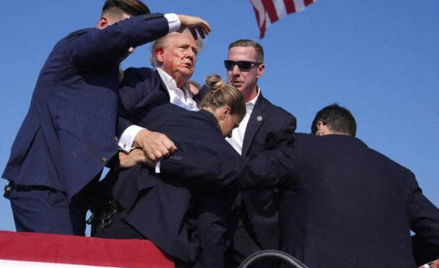 Donald Trump po strzałach oddanych do niego w Butler jest sprowadzany ze sceny przez Secret Service