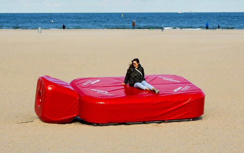 Jeśli komuś będzie na plaży za zimno, może skorzystać z ciepła "termoforu"