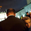 W nocy przy krzyżu przed Pałacem Prezydenckim melodia pieśni religijnych mieszała się z okrzykami: „
