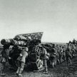 Niemieccy artylerzyści przetaczają ciężkie działo, Flandria, 1916 r