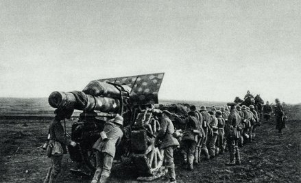 Niemieccy artylerzyści przetaczają ciężkie działo, Flandria, 1916 r