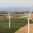 AI wspiera niestabilne źródła energii, takie jak farmy wiatrowe czy systemy fotowoltaiczne, poprzez 