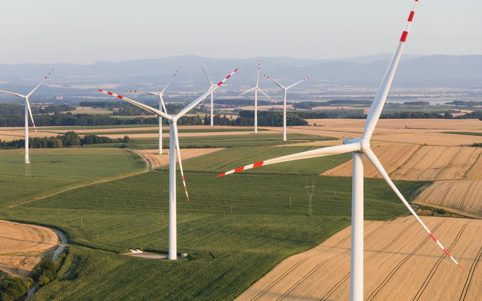 AI wspiera niestabilne źródła energii, takie jak farmy wiatrowe czy systemy fotowoltaiczne, poprzez 