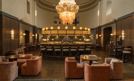 Dawna kaplica, obecnie zdesakralizowana, mieści hotelowy bar.