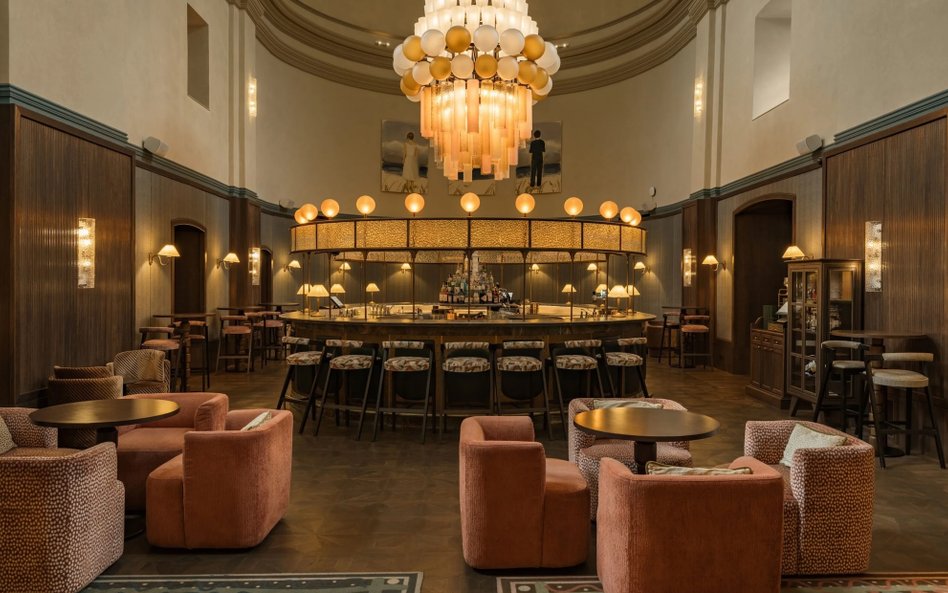 Dawna kaplica, obecnie zdesakralizowana, mieści hotelowy bar.