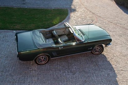 Ford Mustang pierwszej generacji. Te amerykańskie pony cars w odkrytej wersji zwane są Convertible.