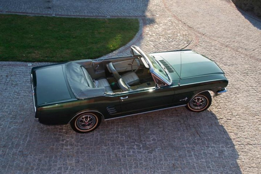 Ford Mustang pierwszej generacji. Te amerykańskie pony cars w odkrytej wersji zwane są Convertible.