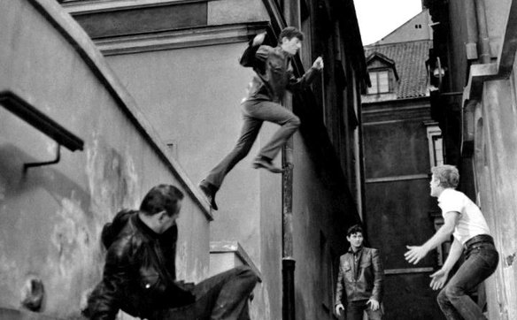 Daniel Olbrychski (w białej koszuli), któremu partnerowała Elżbieta Czyżewska, w filmie „Małżeństwo 