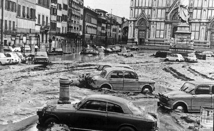 Plac przed kościołem Santa Croce, sobota, 5 listopada 1966. Woda powoli zaczyna opadać.