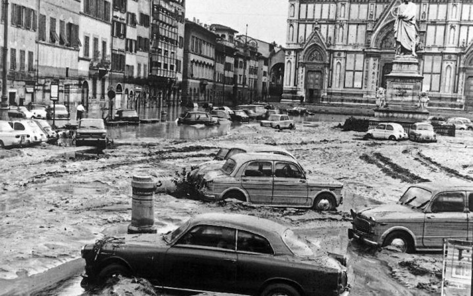 Plac przed kościołem Santa Croce, sobota, 5 listopada 1966. Woda powoli zaczyna opadać.