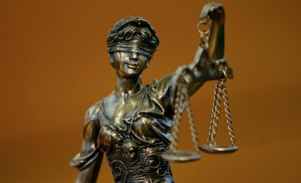 Temida miała być ślepa, by nie widzieć kogo sądzi.