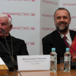 40 lat zajęło bp. Kazimierzowi Romaniukowi (z lewej) przetłumaczenie Biblii. Edycję z komentarzami J