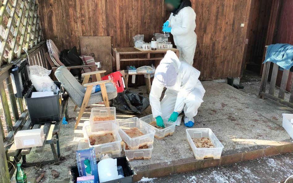 Około 70 kilogramów mefedronu zabezpieczyli policjanci z Nieporętu i Legionowa w wynajmowanym domu w