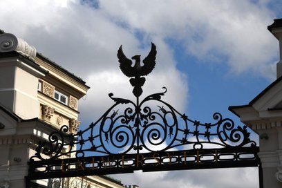 W szponach orła znajdują się gałązki palmy i wawrzynu