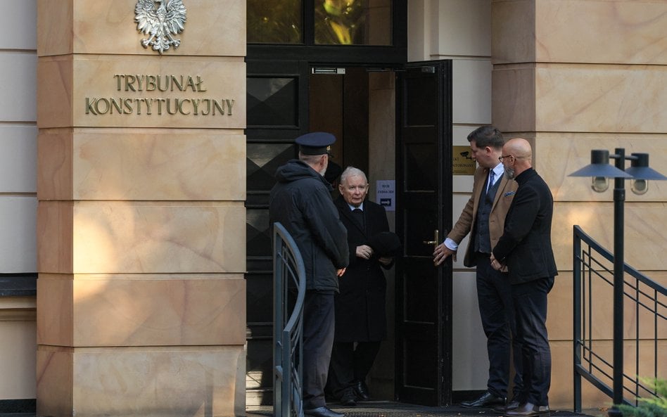 Prezes PiS Jarosław Kaczyński przed siedzibą Trybunału Konstytucyjnego