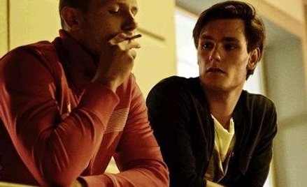 „Płynące wieżowce” to opowieść o miłości, zdradzie, ale też poszukiwaniu własnej tożsamości.