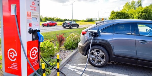Elektryki na wakacje: ładowarki, aplikacje i ograniczony zasięg to realia podróży