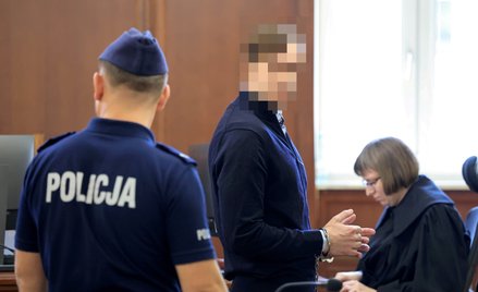 Oskarżony Sebastian M. na sali Sądu Rejonowego w Piotrkowie Trybunalskim