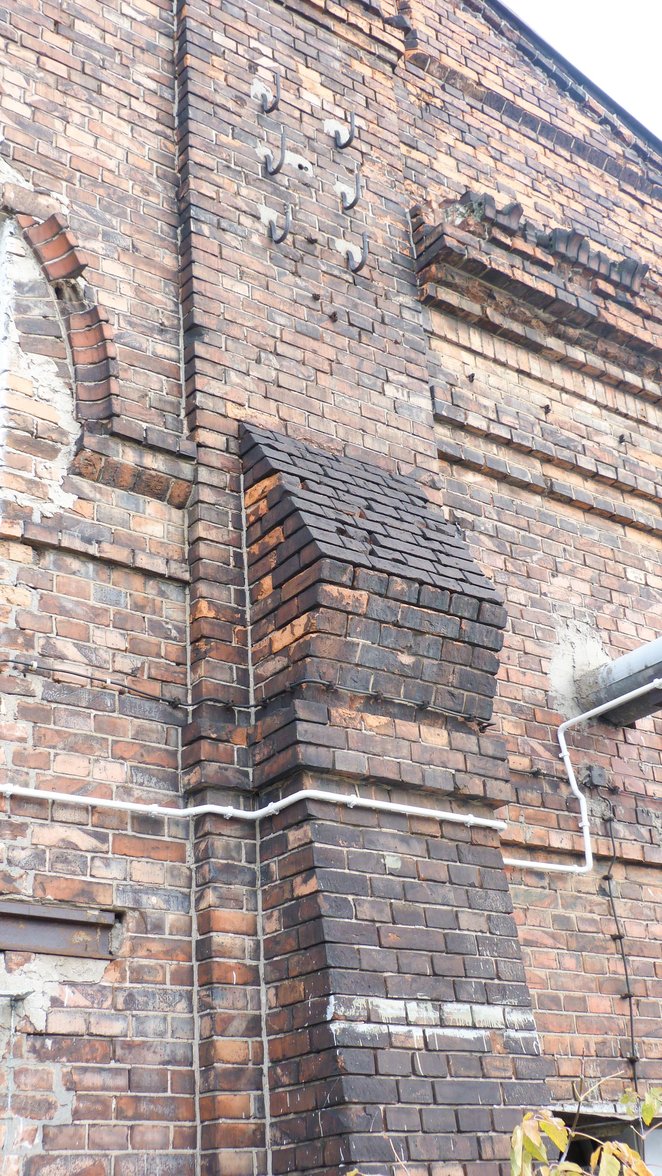 Liczne elementy architektoniczne pokazują wyraźnie na przemyslowy chcrakter gmachu