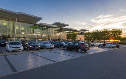 Nowy parking przy wrocławskim lotnisku
