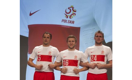 Skandal przed Euro2012. Koszulki Polaków nie mają godła – komentarze blogerów