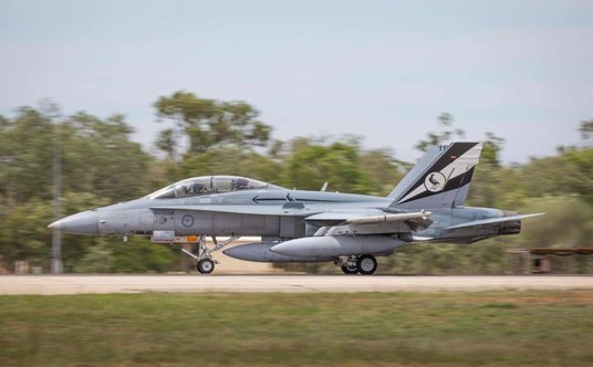 F/A-18B z 75. dywizjonu startuje z bazy RAAF Tindal w drodze do bazy RAAF Williamtown, 30 listopada 