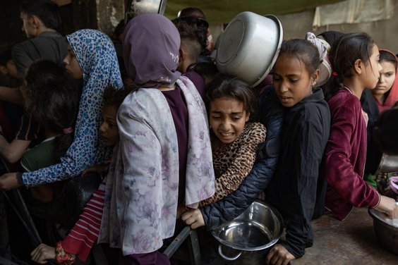 Gaza, palestyńskie dzieci czekają na posiłek od organizacji pomocowej Sokar Charity Kitchen, której 