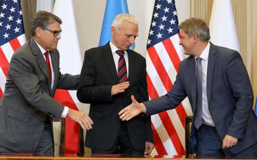 Memorandum w sprawie współpracy przy dostawach LNG na Ukrainę podpisali (od lewej): sekretarz energi