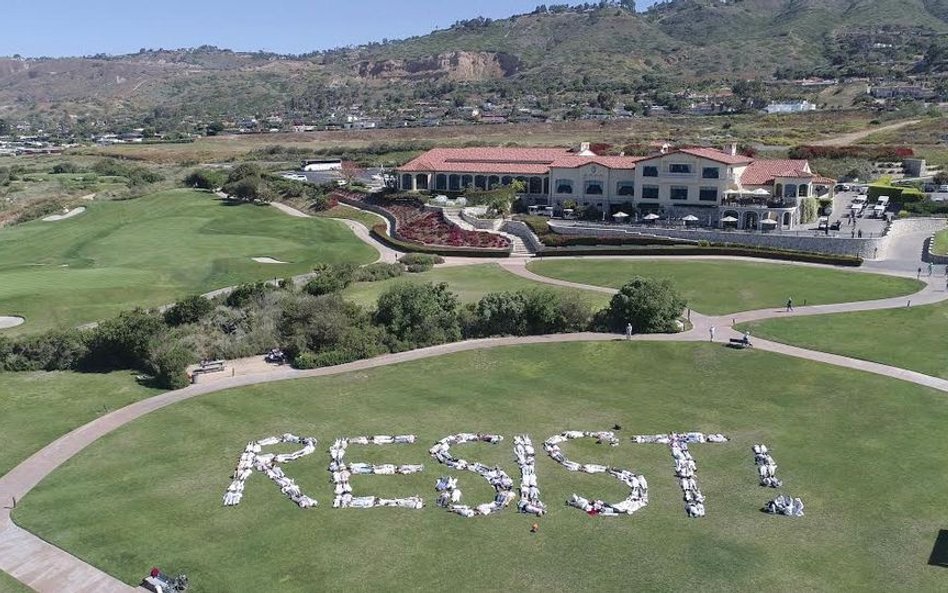 Protestowali przeciw Trumpowi na polu golfowym... Trumpa