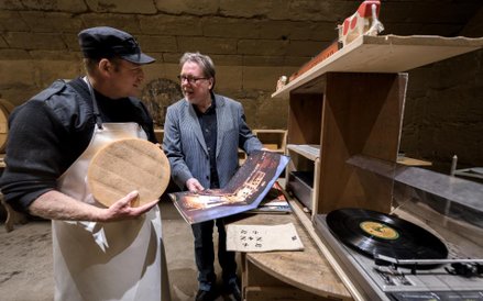 Szwajcarski ser słucha muzyki