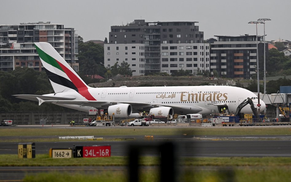 Powoli wraca ruch lotniczy. Rejsy rozkładowe nadal odwołane