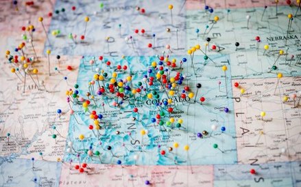 Na mapie zaznaczono miejsca, z których przejeżdżają do baru goście.