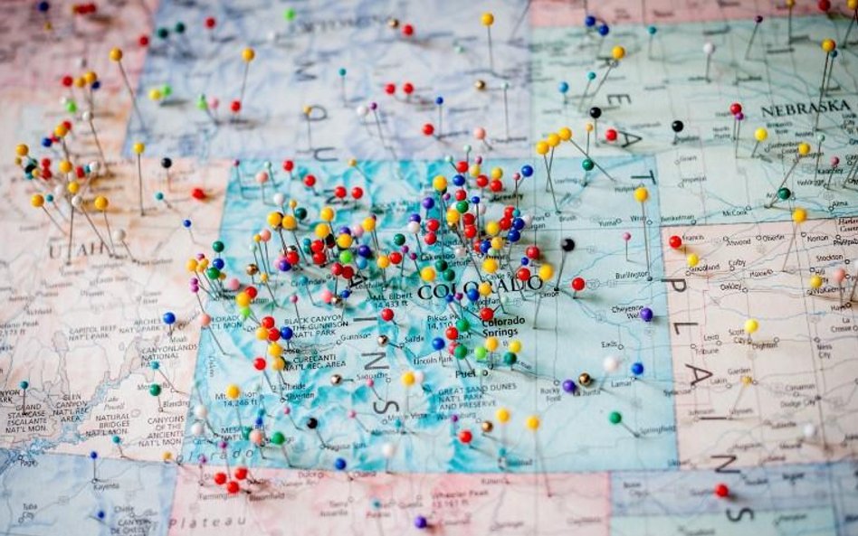 Na mapie zaznaczono miejsca, z których przejeżdżają do baru goście.