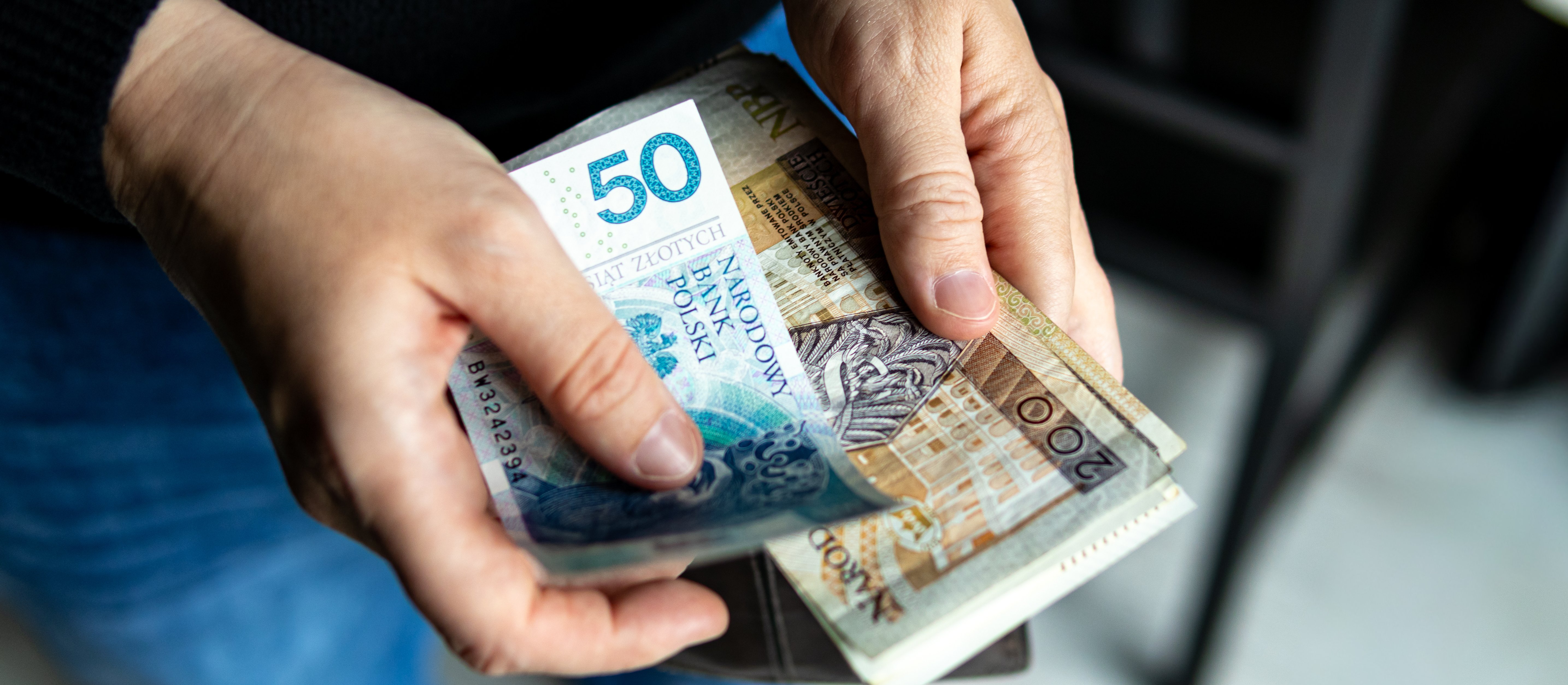 „Lepsza skarpeta niż bank”. Co piąty Polak 50+ trzyma oszczędności w domu