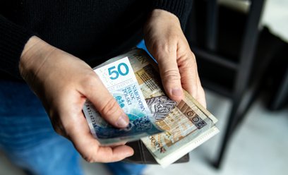 Polacy 50+ nie ufają bankom. Co piąty trzyma pieniądze w domu