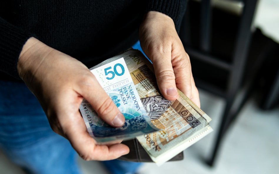 Polacy 50+ nie ufają bankom. Co piąty trzyma pieniądze w domu
