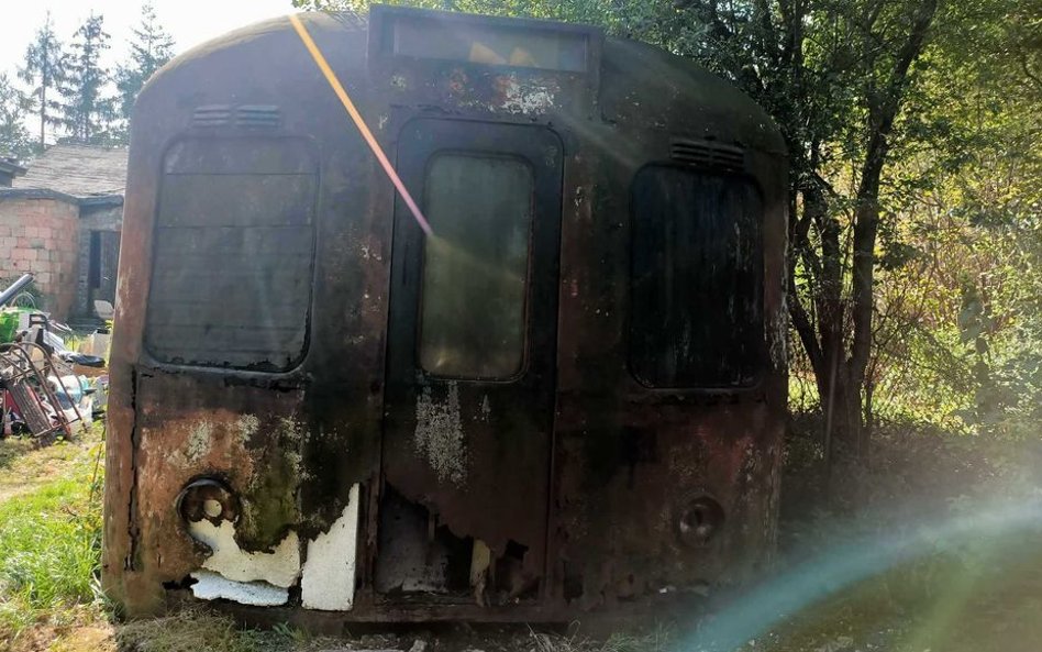 Ten niepozorny wrak jest jedyną zachowaną makietą wagonu metra budowanego w Warszawie w latach 50. X