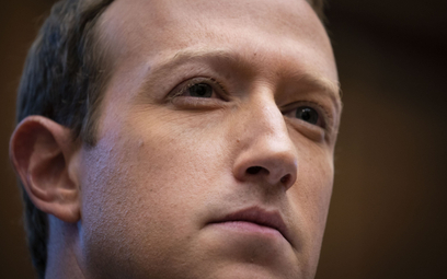 Mark Zuckerberg, szef Facebooka, nie ma powodu do radości. Na mocy ugody firma zapłaci 725 mln dol.