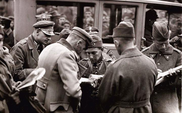 1920. Józef Piłsudski przyjmuje meldunki na froncie