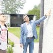 Wła­ści­ciel do­mu w Ło­dzi (z lewej), postawionego w la­tach 90. ub. wieku, za­sta­na­wia się, jak 