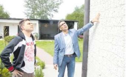 Wła­ści­ciel do­mu w Ło­dzi (z lewej), postawionego w la­tach 90. ub. wieku, za­sta­na­wia się, jak 